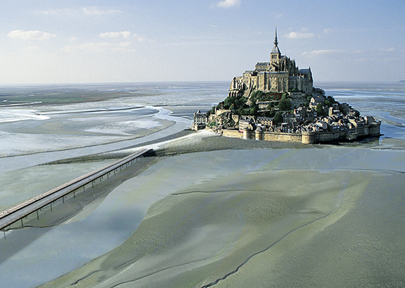 General views of the development project, simulations: the Bridge and the access to the Mont Saint Michel (source: www.projetmontsaintmichel.com). AGATHÓN 08 | 2020