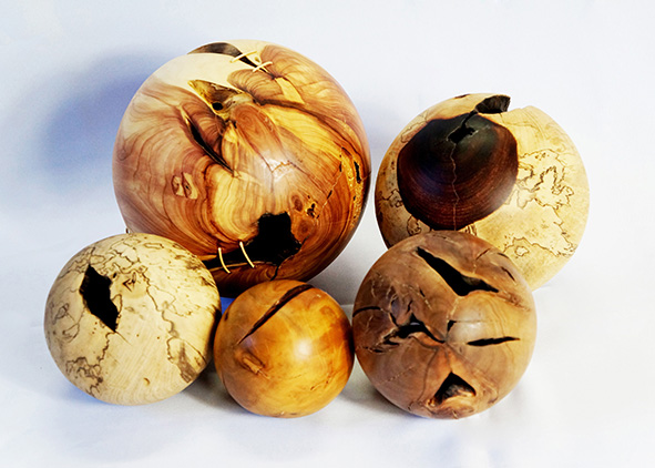 Pedro Petry’s hollow spheres, Forest Jewels Sculpture (credit: Zé Henrique Dionisio). AGATHÒN 06 | 2019