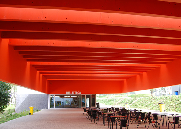 ‘Escola Secundária Garcia de Orta’ in Vila Nova de Gaia by Ricardo Bak Gordon: library, the openness of school spaces to the community (credit: A. Santos, 2011). AGATHÓN 7 | 2020