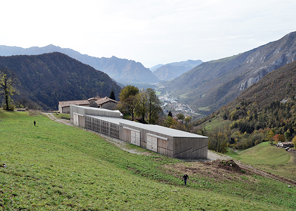 Contrada Bricconi: view on the valley showing the integration between old and new architectures (credit: LABF3 studio). AGATHÓN 09 | 2021