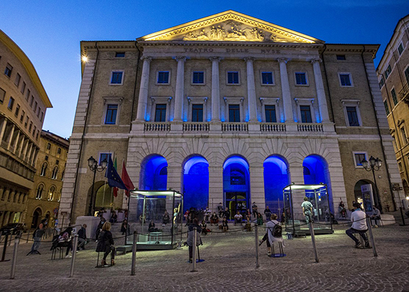 ‘L’attore nella casa di cristallo’ written and directed by M. Baliani, concept by V. Papa, set design by L. Diana, Ancona, square in front of Teatro delle Muse, Marche Teatro, 2020 (credit: A. Cecchi). AGATHÓN 09 | 2021