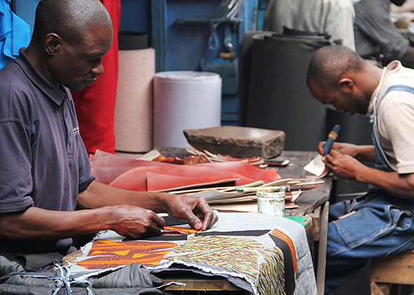 Re-designed collection bins; Shoemaker in Nairobi working together with ACT on shoes from re- cycled denim and cut-offs (credits: E. Stroomer, 2021, 2017). AGATHÓN 09 | 2021