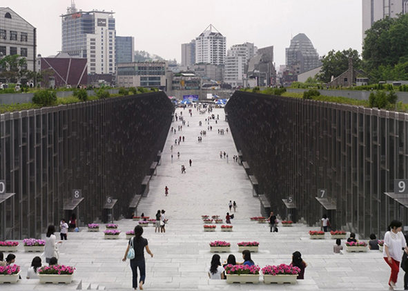 Ewha Woman’s University in Seoul designed by Dominique Perrault (credit: A. Morin, 2008; source: arch¬daily.com). AGATHÓN 11 | 2022