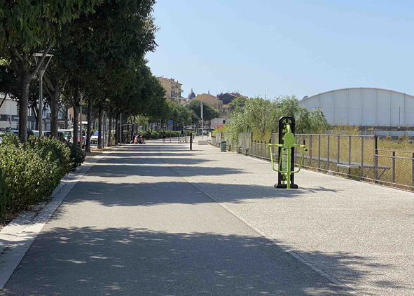 An example of outskirts regeneration in the eastern suburbs of Nice, France. The regeneration of the Paillon riverbanks envisaged its reorganization, with protected cycling roads and a ‘freetness’ area, with free open-air fitness equipment for the citizens of the district (credit: T. Zaffagnini, 2021). AGATHÓN 12 | 2022