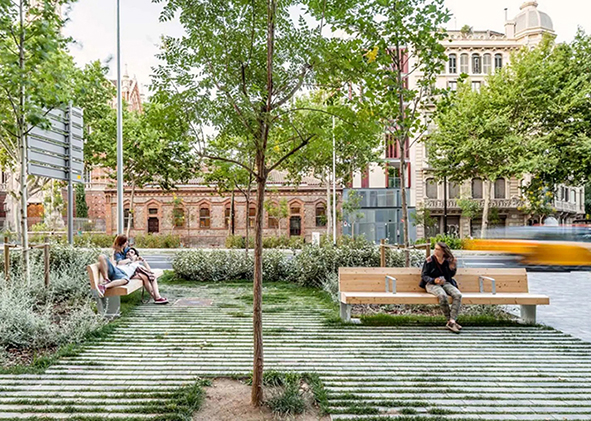 Green corridor in Passeig de Sant Joan in Barcelona (credits: breinco, 2018; L. Domènech, 2012). AGATHÓN 13 | 2023