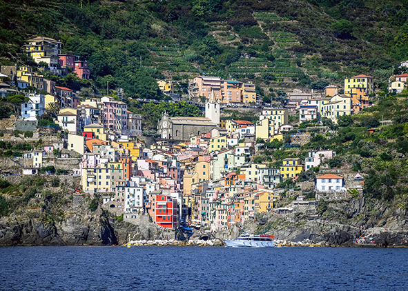 Coastal portion and terraced landscape in Rio Maggiore, Cinque Terre Park (credit: Zotx, 2019). AGATHÓN 13 | 2023