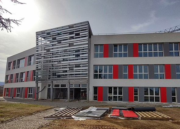 The South elevation under construction; Design of exterior elevations (credits: Centro ABITA, 2019). AGATHÓN 15 | 2024