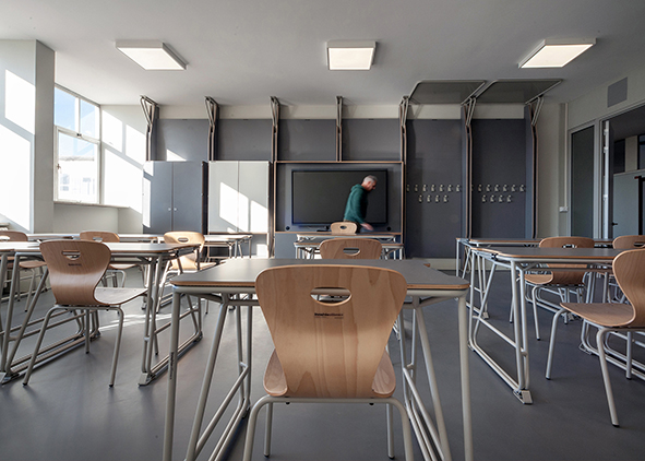 Full-scale prototype of the LSFS: overview of desks, coordinated seating, and the reference school interior. (credit: I. Fabbri, 2025).  AGATHÓN 19 | 2026
